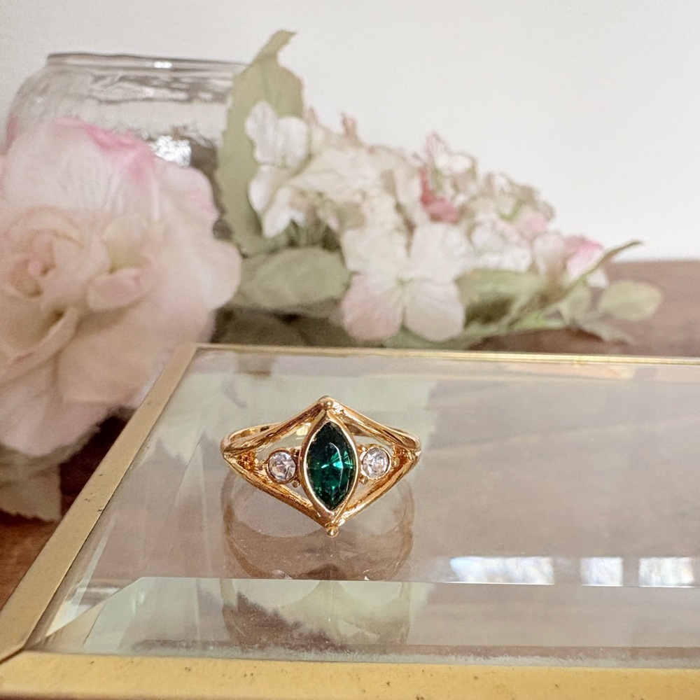 VTG 1995 Avon Emaraldesque Ring Gold Plated Emerald Marquise Rhinestone Sz 8.5 - Picture 6 of 10